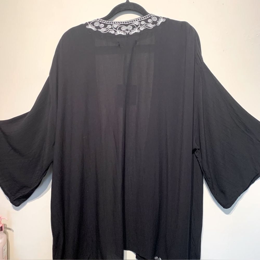 Lovely embroidered Kimono - Picture 5 of 8